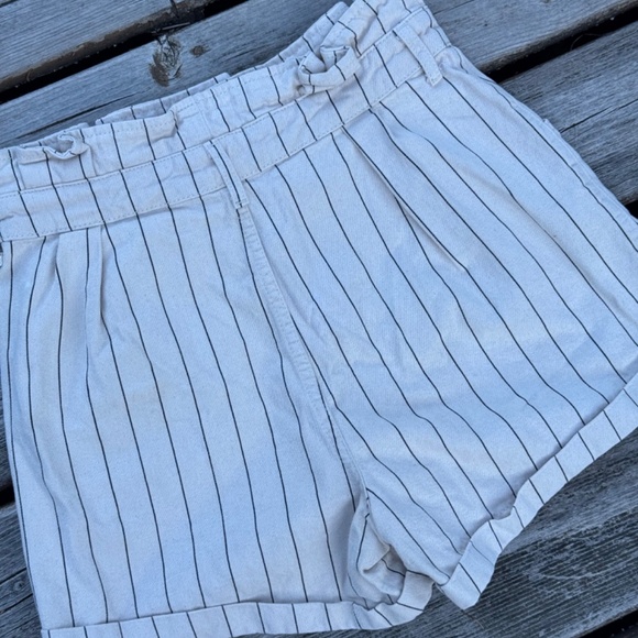 Topshop Pinstripe Cream Denim Shorts - Picture 5 of 6